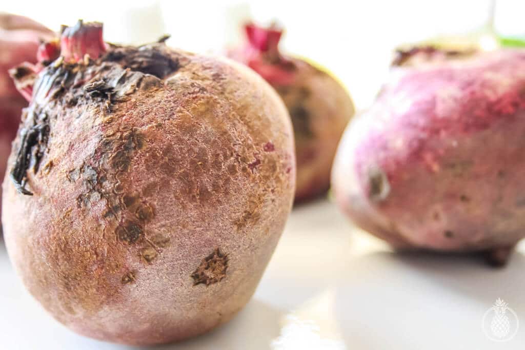 Beets & herbs healthy salad served on green cream || סלט סלק בריא שמוגש על קרם ירקרק