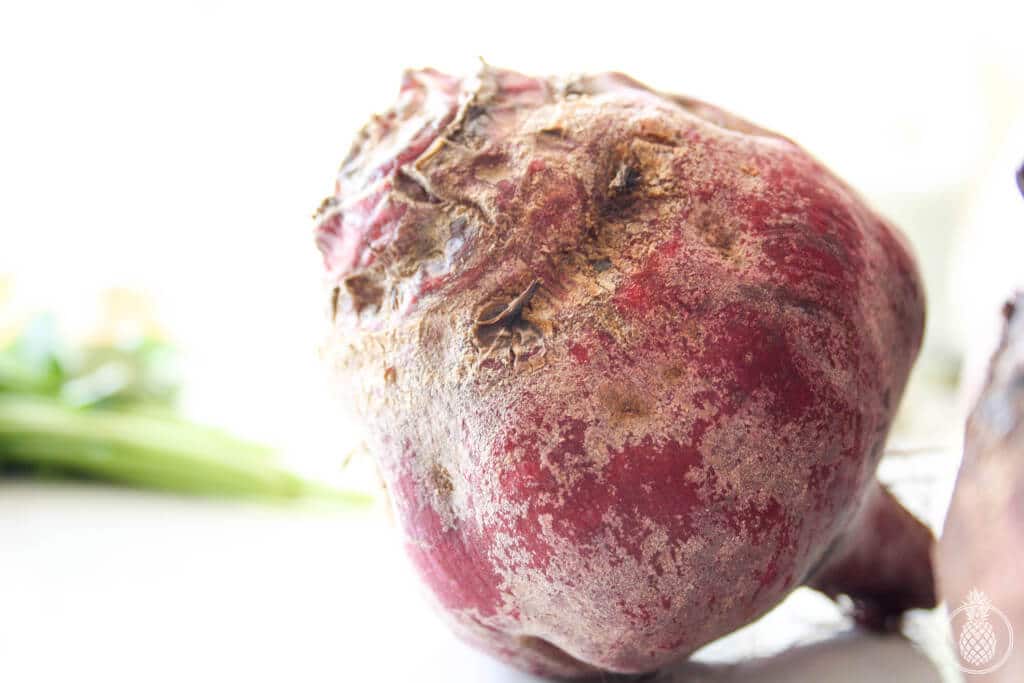 Beets & herbs healthy salad served on green cream || סלט סלק בריא שמוגש על קרם ירקרק