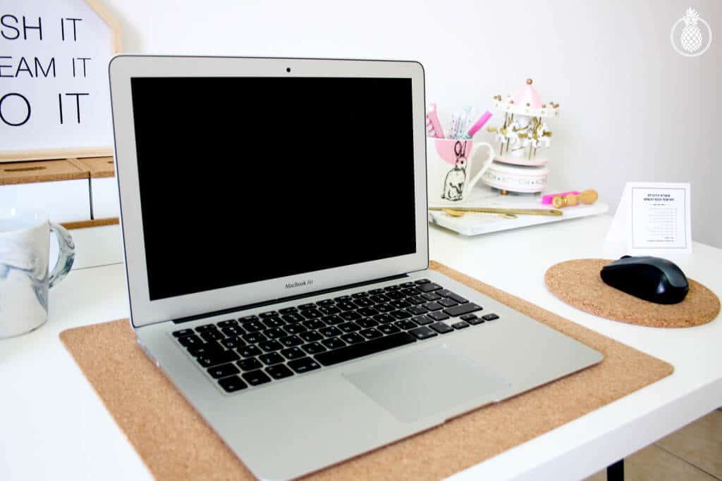 my new blogger's office \ office on a budget \ stylish \ pink whit gold \ cute \ משרד ֿ// עיצוב // סטיילינג 