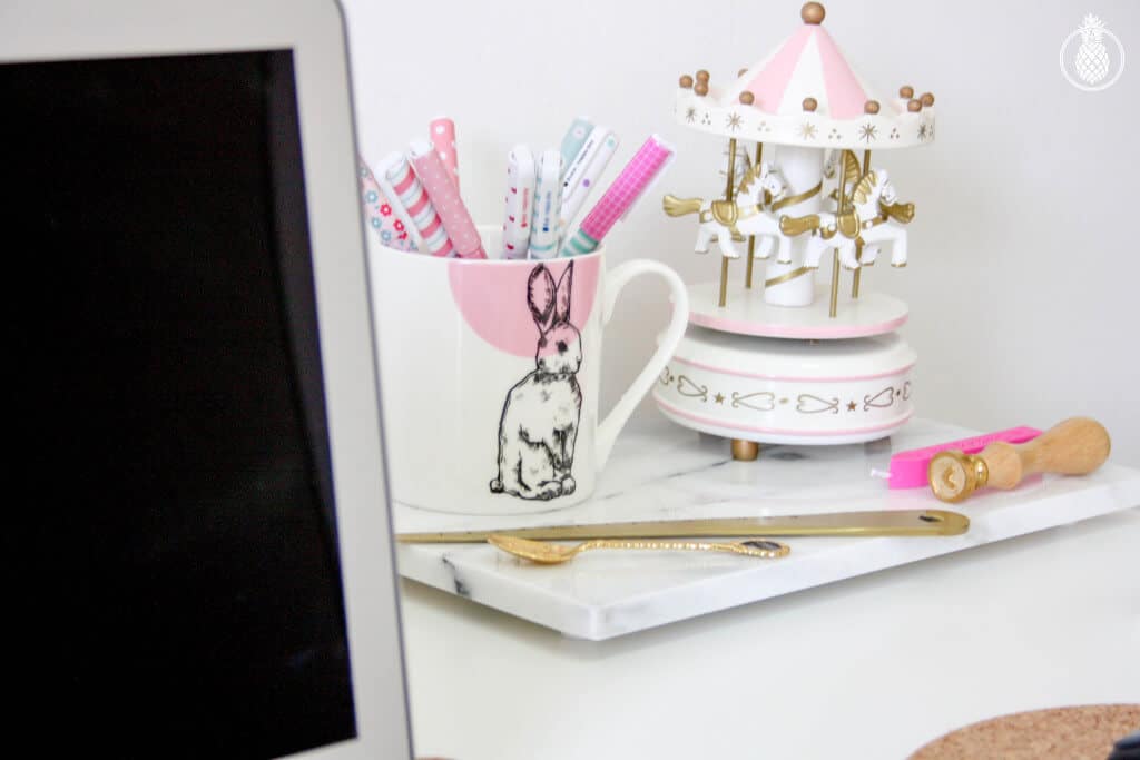 my new blogger's office \ office on a budget \ stylish \ pink whit gold \ cute \ משרד ֿ// עיצוב // סטיילינג 