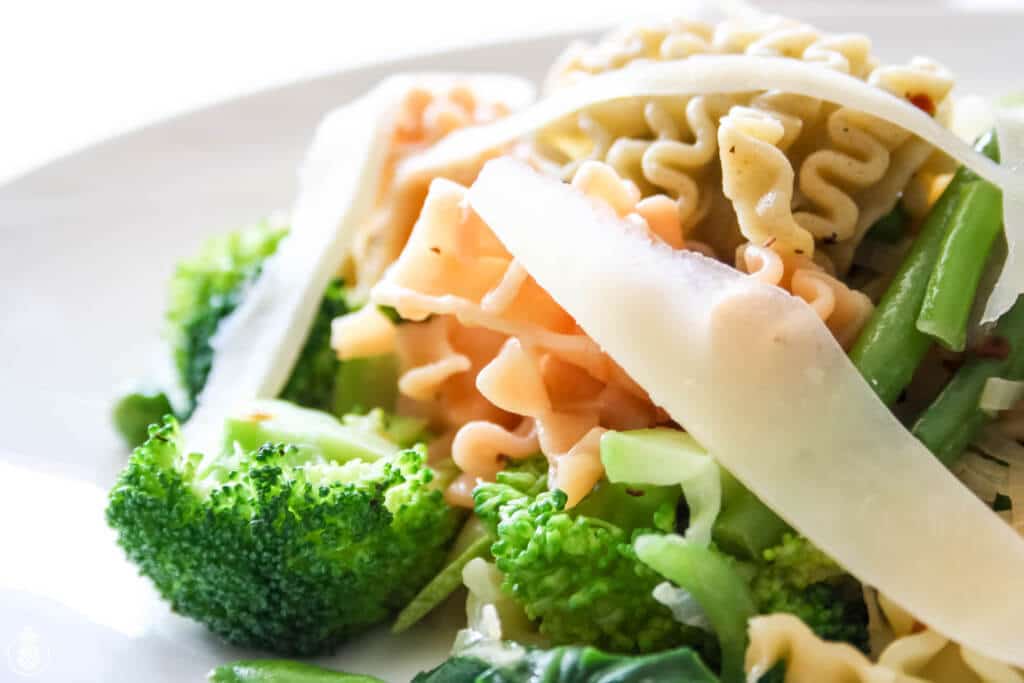 Pasta with Olive Oil and Green Veggies Healthy Recipe || פסטה איטלקית ברוטב שמן זית והמון ירקות ירוקים - מתכון