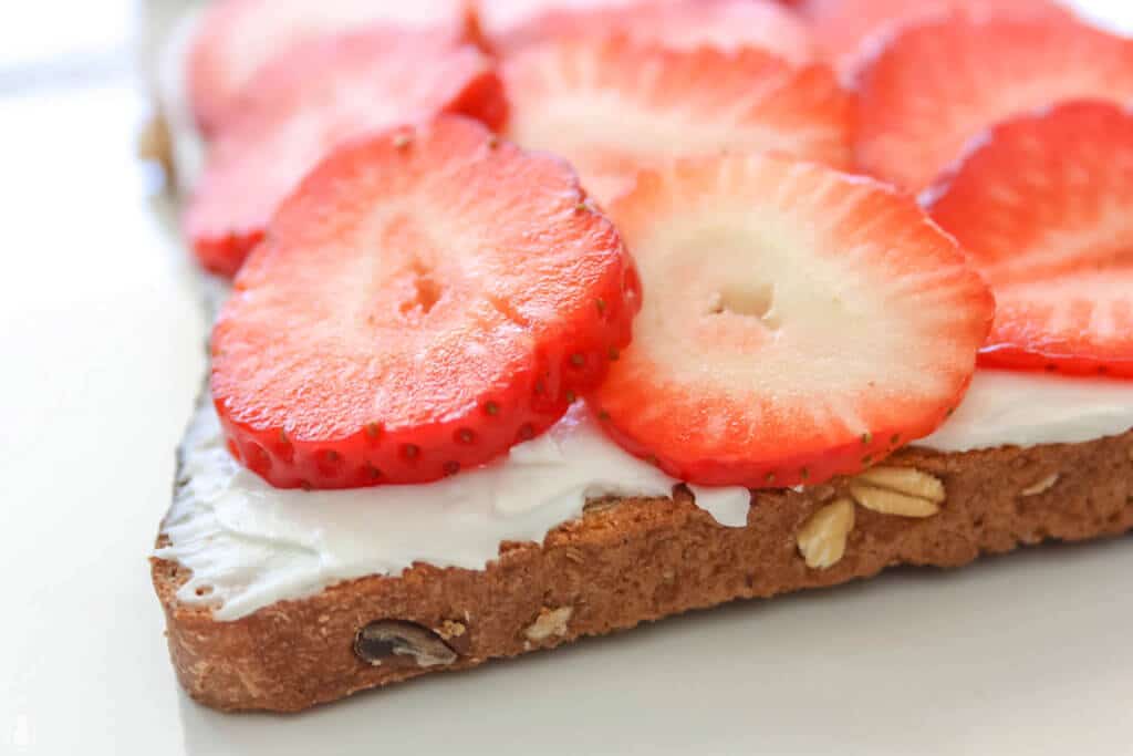 6 ideas for delicious & healthy toast toppings || 6 רעיונות לטוסטים משודרגים שאפשר להכין בקלי קלות