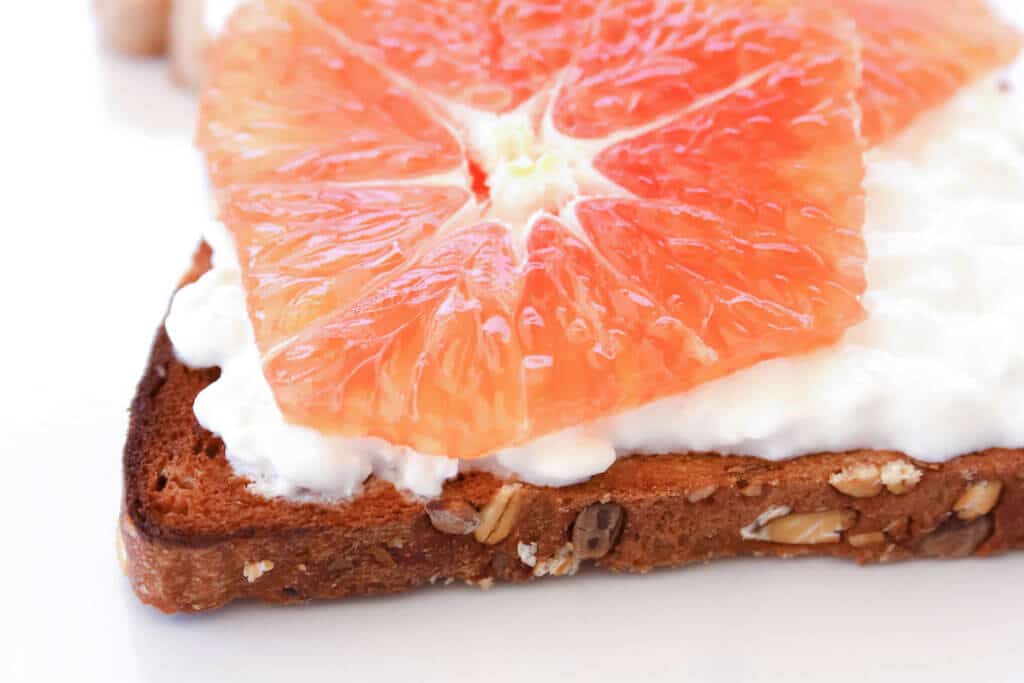 6 ideas for delicious & healthy toast toppings || 6 רעיונות לטוסטים משודרגים שאפשר להכין בקלי קלות