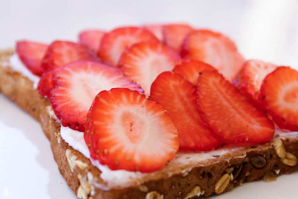 6 ideas for delicious & healthy toast toppings || 6 רעיונות לטוסטים משודרגים שאפשר להכין בקלי קלות