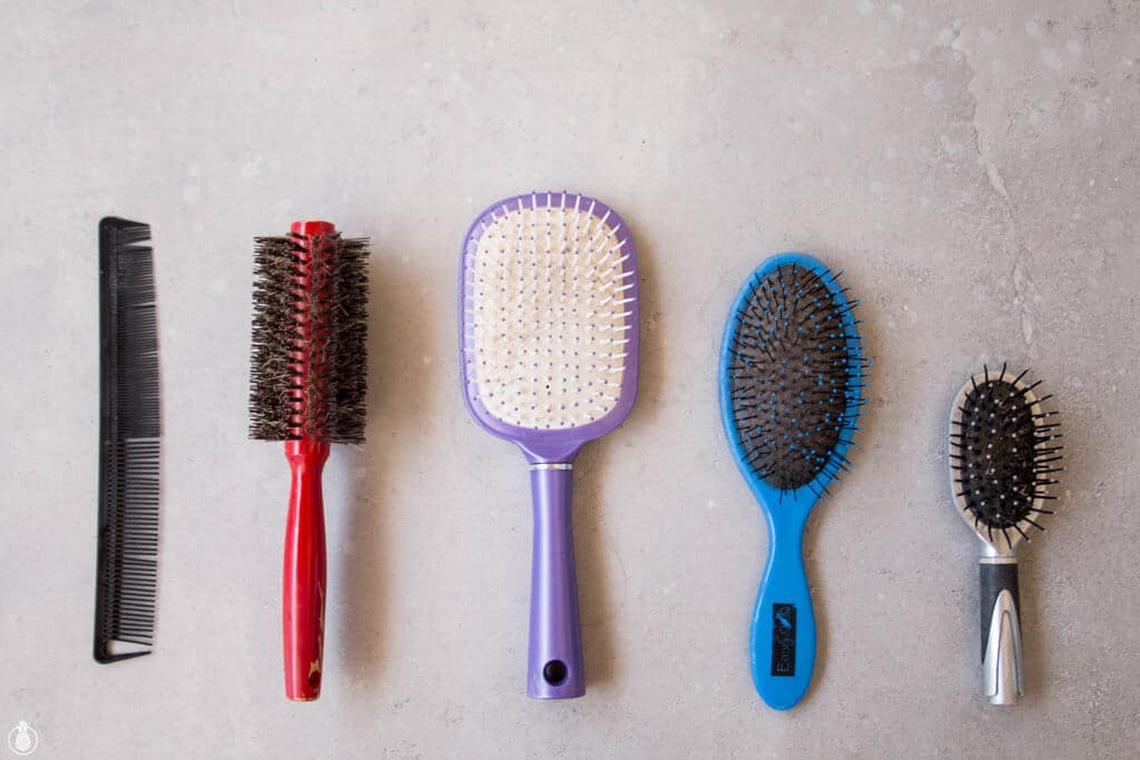 ניקיון אביב : איך מנקים מסרקים ומברשות שיער? || Spring Clean : How to Clean Hairbrushes & Combs in 4 Easy Steps