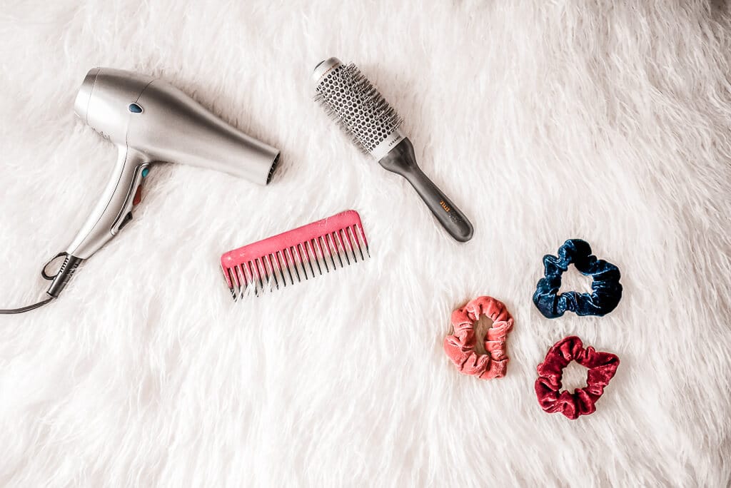 ניקיון אביב : איך מנקים מסרקים ומברשות שיער? || Spring Clean : How to Clean Hairbrushes & Combs in 4 Easy Steps