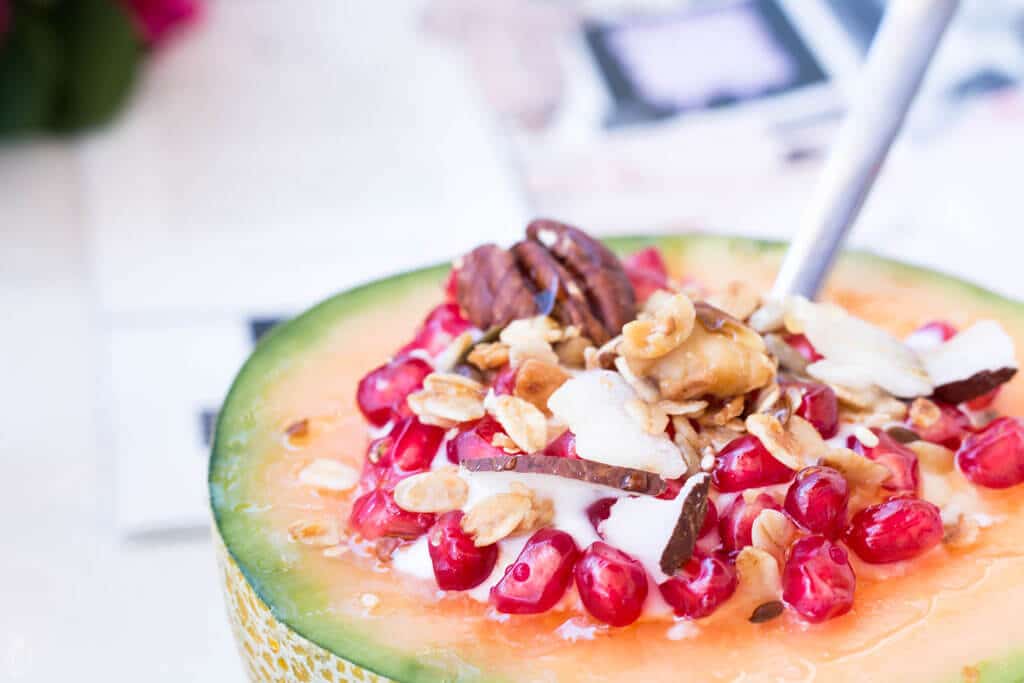 Healthy & super quick cantaloupe muesli breakfast bowls filled with low fat yogurt, homemade granola, pomegranate and a drizzle of honey. This all in one, easy to make breakfast is all you need in order to start the day on the right foot! Click through for the full recipe @ hedonistit.com