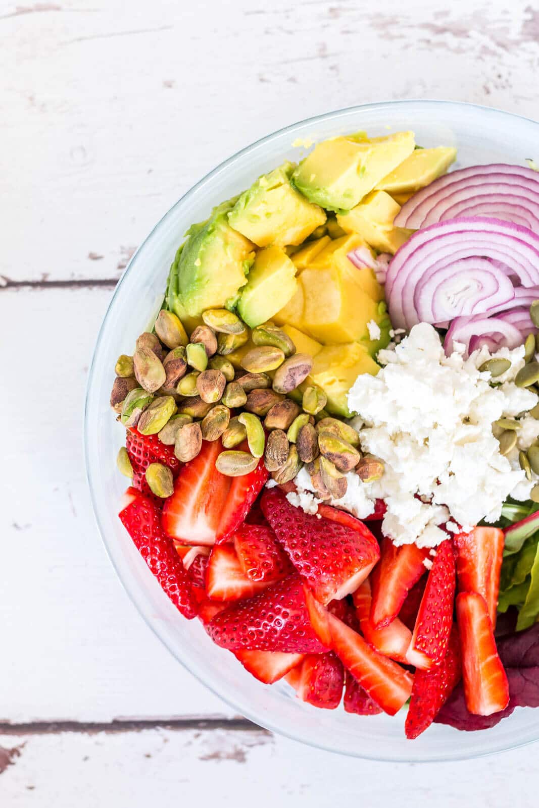 Looking for a gorgeous and healthy salad for Spring? This spring salad with green leaves, strawberries and avocado is the ideal recipe to try right now! great healthy sauce and fresh ingredients that’s ideal for any occasion!