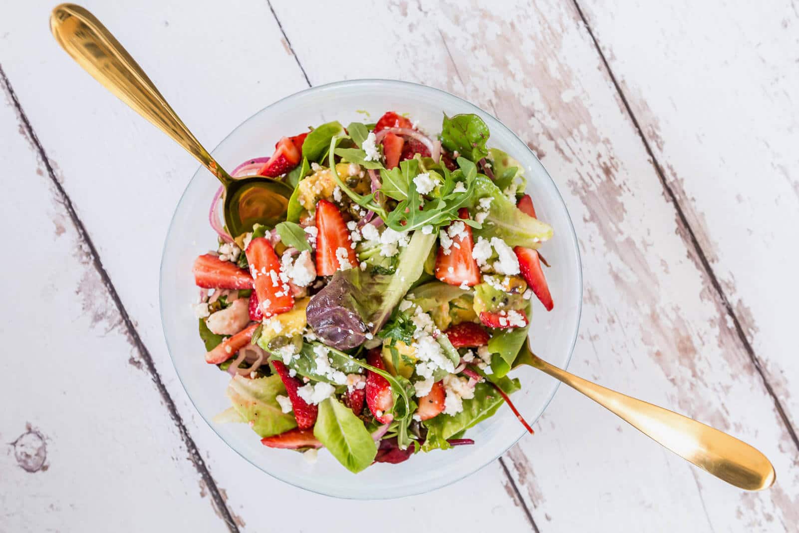 Looking for a gorgeous and healthy salad for Spring? This spring salad with green leaves, strawberries and avocado is the ideal recipe to try right now! great healthy sauce and fresh ingredients that’s ideal for any occasion!