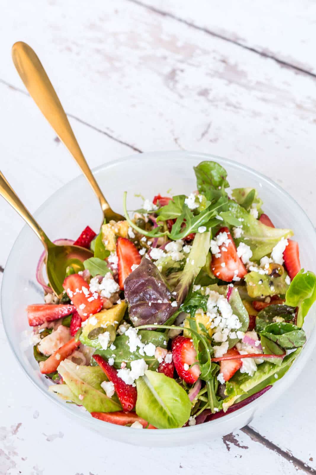 Looking for a gorgeous and healthy salad for Spring? This spring salad with green leaves, strawberries and avocado is the ideal recipe to try right now! great healthy sauce and fresh ingredients that’s ideal for any occasion!