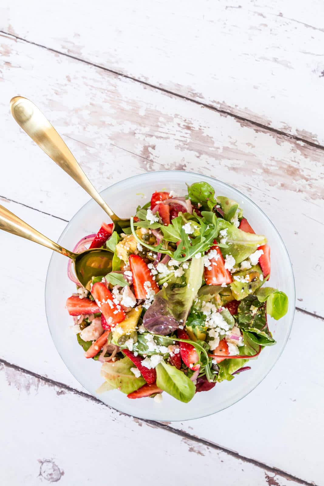 Looking for a gorgeous and healthy salad for Spring? This spring salad with green leaves, strawberries and avocado is the ideal recipe to try right now! great healthy sauce and fresh ingredients that’s ideal for any occasion!