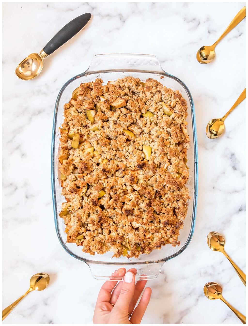 The best healthy clean eating recipe for a delicious apple crisp (crumble)! It’s easy and quick to make, with oatmeal crunchy topping. Gluten free vegan recipe. | hedonistit.com