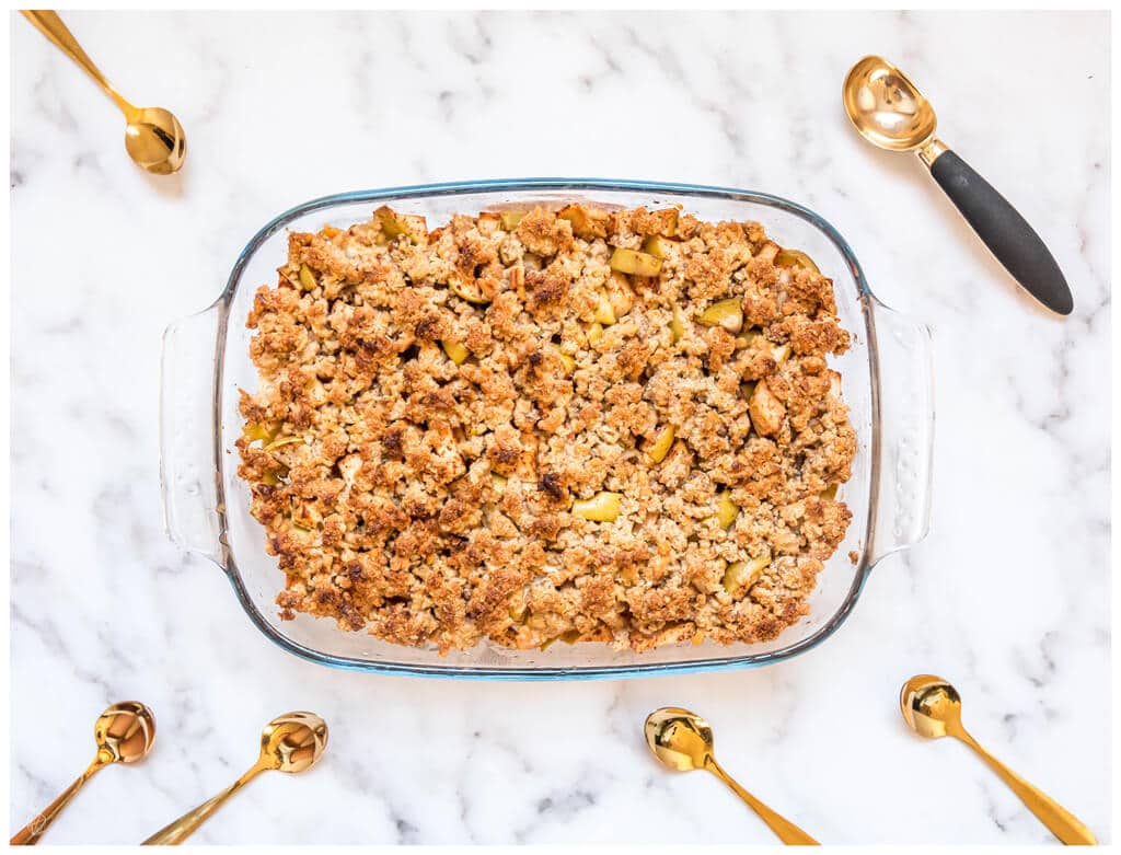  The best healthy clean eating recipe for a delicious apple crisp (crumble)! It’s easy and quick to make, with oatmeal crunchy topping. Gluten free vegan recipe. | hedonistit.com