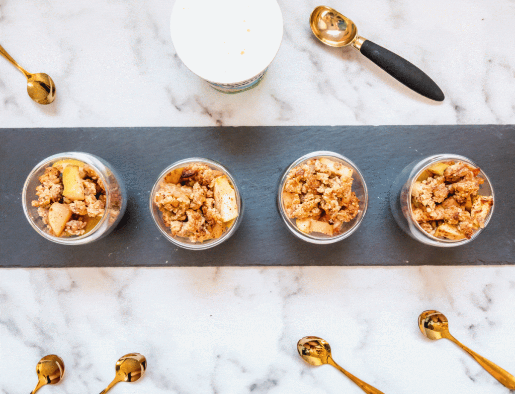 The best healthy clean eating recipe for a delicious apple crisp (crumble)! It’s easy and quick to make, with oatmeal crunchy topping. Gluten free vegan recipe. | hedonistit.com
