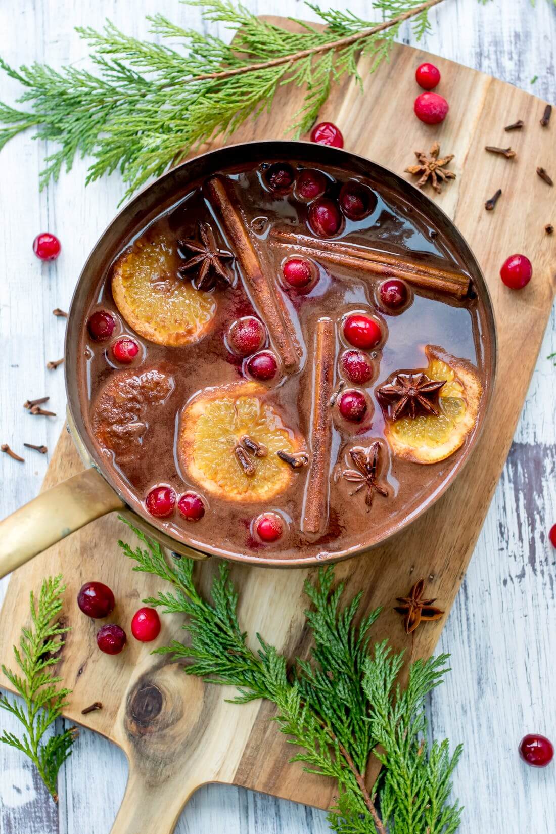 Boozy Mulled Wine Hot Chocolate Recipe || 5 variations for the good ol' winter favorite - the mulled wine! Click through for my picks of the comforting winter drink