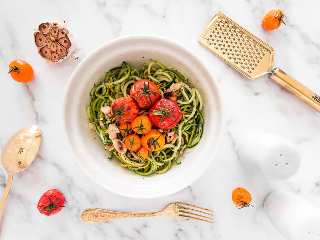 How to cook Zoodles in a fresh pesto sauce {clean eating} - A great low calorie, fresh dish, yummy and easy to make! Great For weight loss and for veggie lovers!