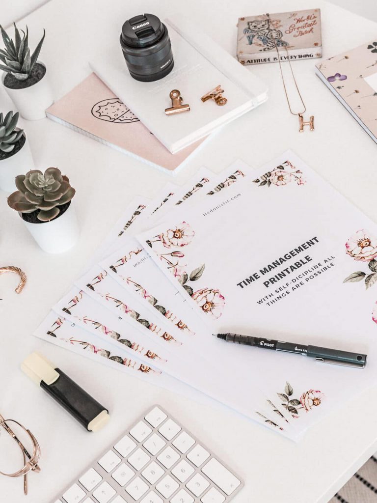 Click through to get the best productivity tips for bloggers and entrepreneurs + Get a free time management printable!