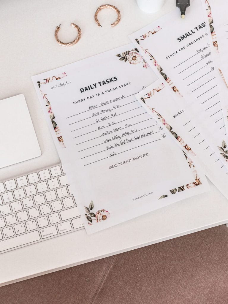 Click through to get the best productivity tips for bloggers and entrepreneurs + Get a free time management printable!