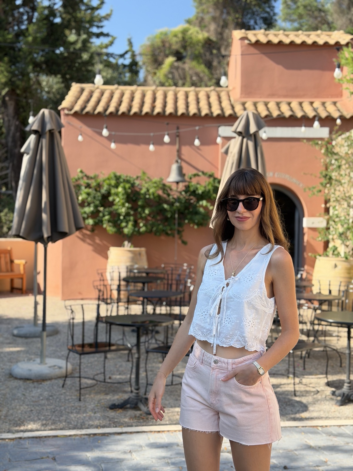 חצר מסעדה עם תאורת ערב ושולחנות במלון Nido, Mar-Bella Collection בקורפו